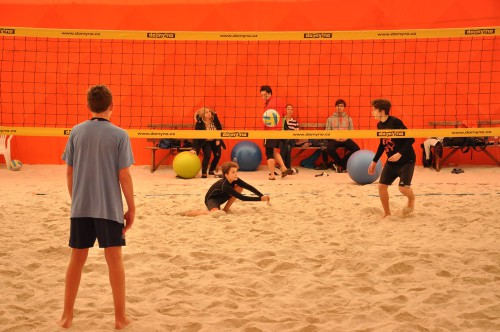 Honza přijímající balon od soupeře