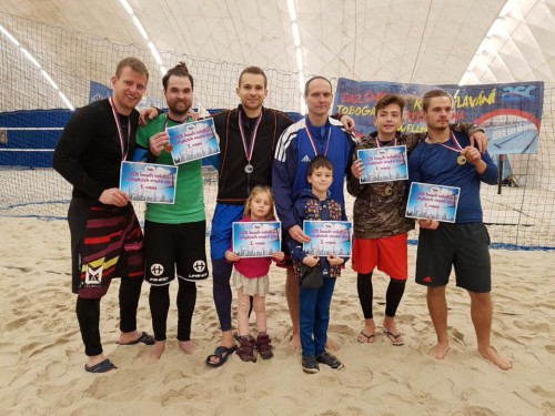 Vítězní muži - zleva: 3.místo (Vojtěch Mrózek, Lukáš Murín), 2.místo (Václav Boček, Michal Brabec), 1.místo (Jan Žídek, Šimon Skopový), dole: děti Michala Brabce