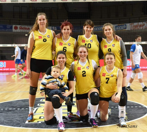 Ženský tým SK Olympia Praha (zleva nahoře: Anna Pavlovová, Katarína Kucharicová, Kateřina Šmídová, Julie Kapičáková, zleva dole: Veronika Chladová s Matyáškem, Ivana Votípková, Oldřiška Žídková)